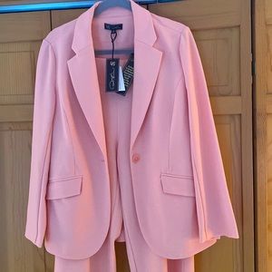 DG2 ladies  2 piece business suit.  Peach.NWT. Stretchy pull on pants. Washable